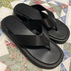 Urban Outfitters | Black Flip Flops